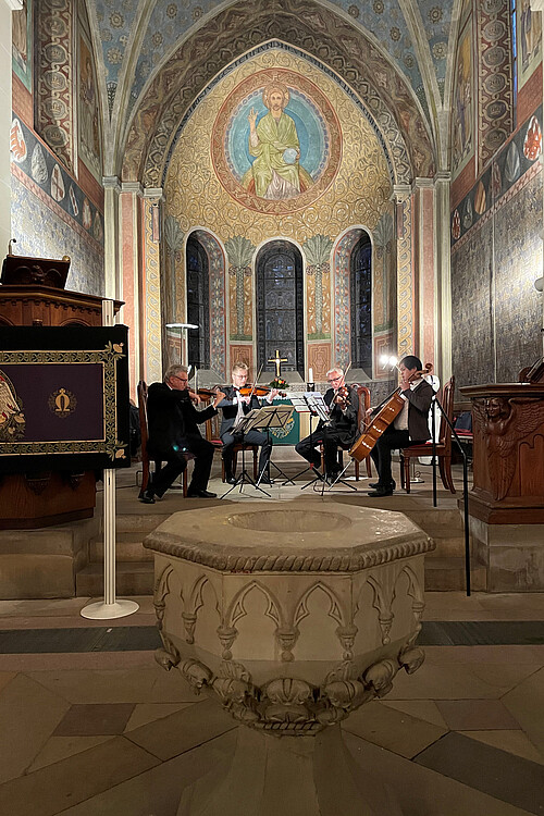 Vier Musiker spielen auf Streichinstrumenten in der Klosterkirche Marienwerder.