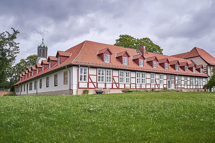 Ansicht des Kloster Marienwerder von Südwesten mit einer Fachwerkfassade. Zu sehen ist der Zustand nach Abschluss der Sanierungsarbeiten.