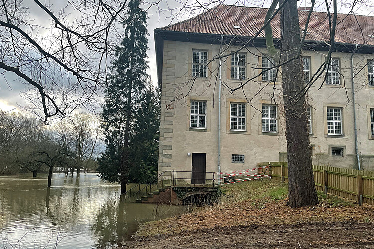 Unmittelbar bis an einen Gebäudeteil des Klosters Marienwerder hat sich das Wasser aufgestaut.