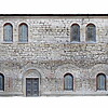 Die Darstellung eines Fassadenbereichs ohne Putz aus mehreren Fotos zusammengesetzt als Dokumentation des Zustandes.