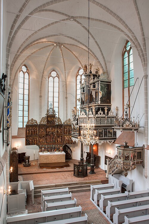 Der in hellen Farben gestaltete Innenraum der barocken Klosterkirche Lüne nach umfangreichen Restaurierungsarbeiten.
