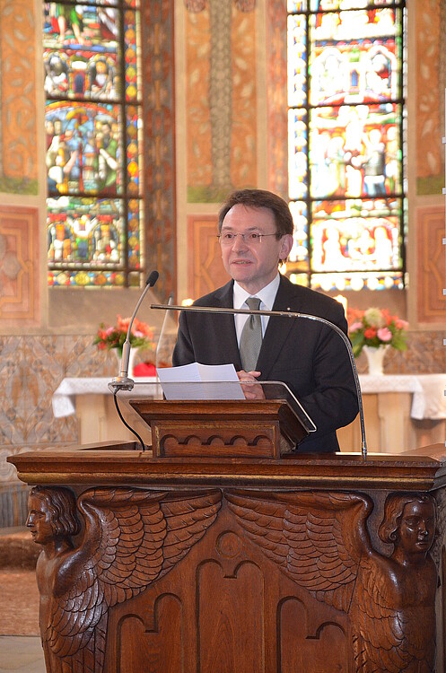 Andreas Hesse, Kammerdirektor der Klosterkammer, spricht ein Grußwort in der Klosterkirche in Marienwerder.