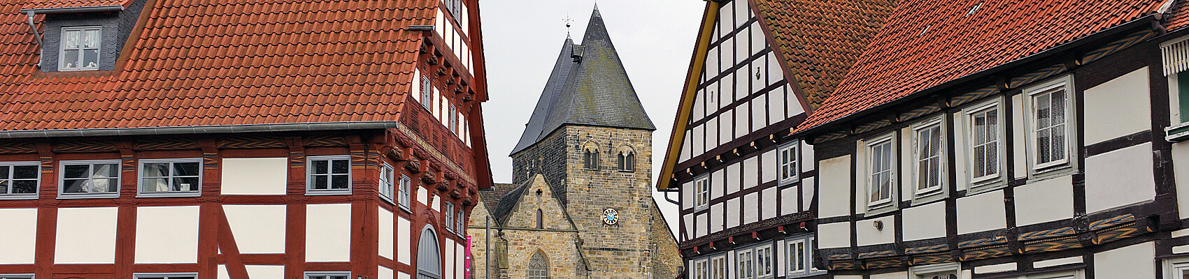 Turm zwischen Fachwerk: Blick auf die Stiftskirche in Obernkirchen. Foto: Click im Kloster Obernkirchen